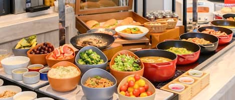 Daily full breakfast (JPY 1760 per person)