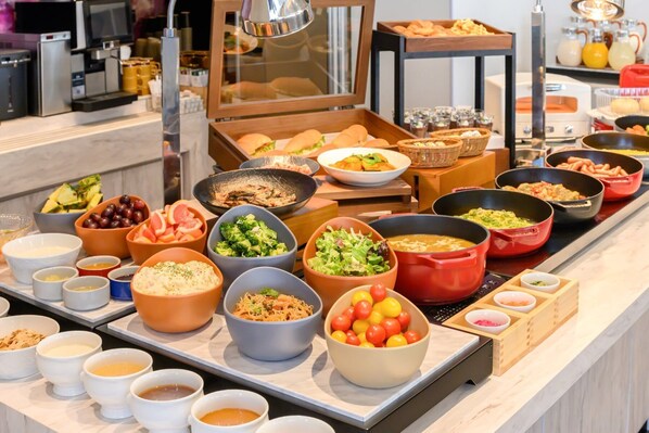 Petit déjeuner complet (1760 JPY par personne)