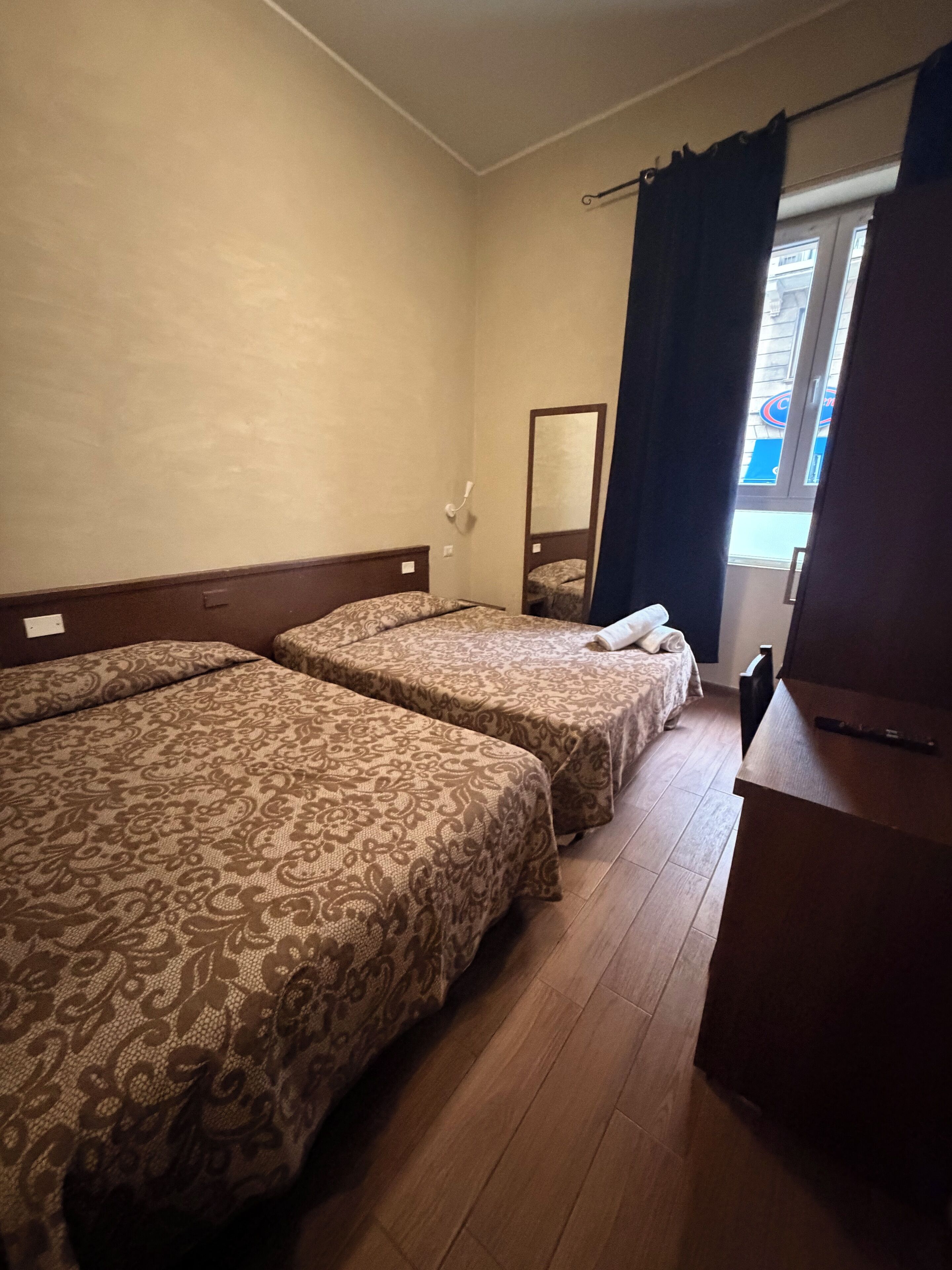 Habitación cuádruple | Escritorio y wifi gratis