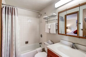 Condo, 2 quartos | Banheiro | Chuveiro/banheira combinados, secador de cabelo, toalhas de banho 