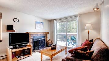 Kondominium, 2 kamar tidur | Ruang keluarga | TV layar datar dan perapian