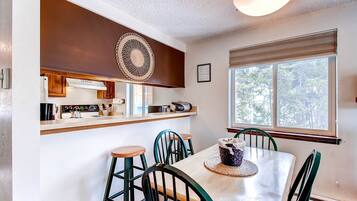 Kondominium, 2 kamar tidur | Makan di kamar