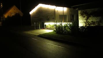 Fassade der Unterkunft – Abend/Nacht