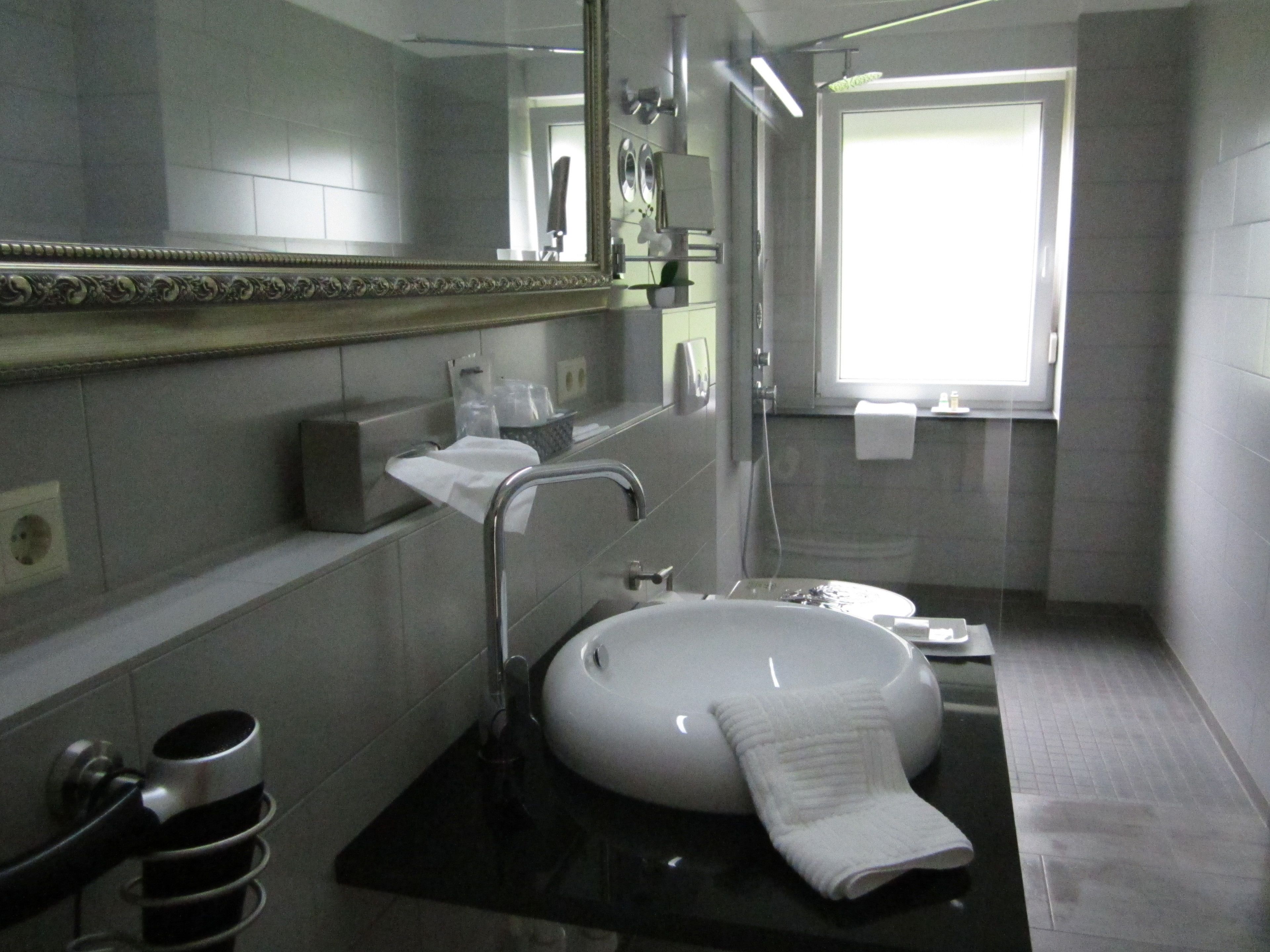 Dusche, Regendusche, kostenlose Toilettenartikel, Haartrockner