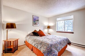 สแตนดาร์ดคอนโด, 2 ห้องนอน | 1 ห้องนอน, เครื่องนอนระดับพรีเมียม, โต๊ะทำงาน, Wi-Fi ฟรี