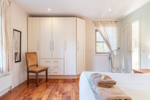 Quarto casal superior, suíte | Individualmente decorados, espaço de trabalho para notebook