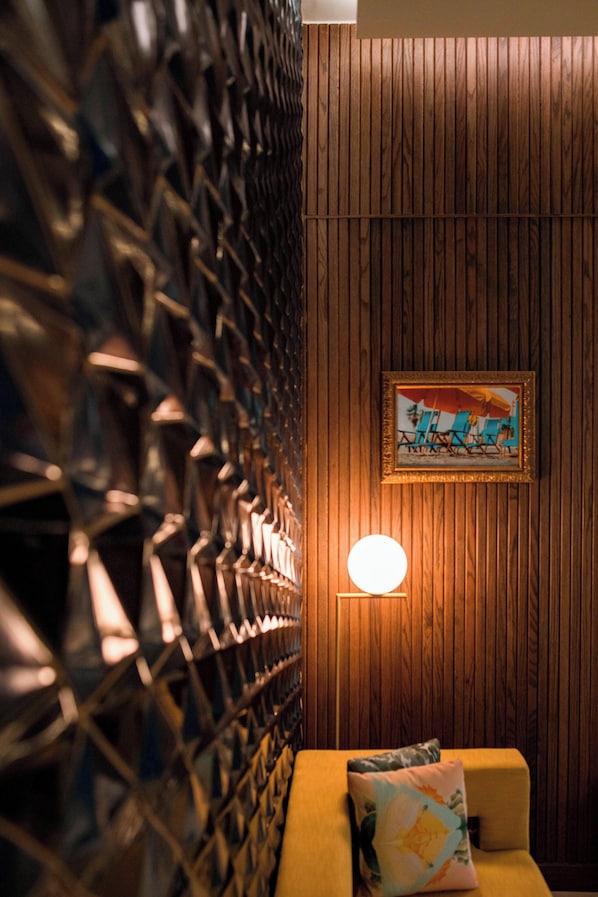 2 quầy bar/khu lounge, bar ở tầng thượng, lounge tại sảnh