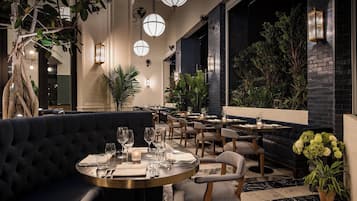 4 restaurantes; se sirven desayunos, almuerzos y cocina americana