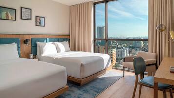 Chăn bông, nệm có lớp đệm bông, két bảo mật tại phòng, bàn