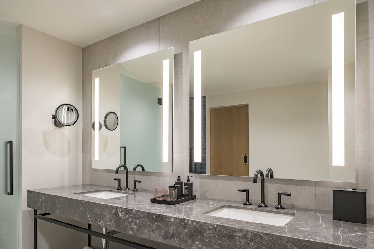 Douche, douche à « effet pluie », articles de toilette gratuits