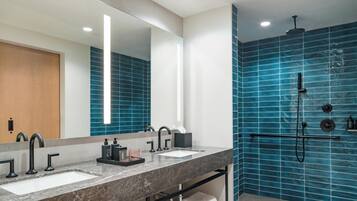 Suite, 1 slaapkamer, balkon | Badkamer | Een douche, een regendouche, gratis toiletartikelen, een haardroger