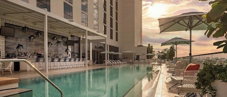 Piscine extérieure, tentes de plage, parasols de plage