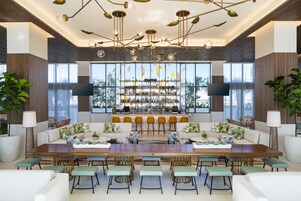 2 bares, bar en la azotea, salón en el lobby