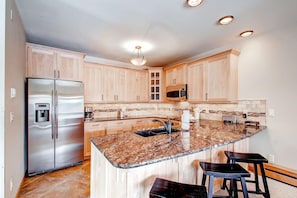 Townhome, 4 Bedrooms | Private kitchen