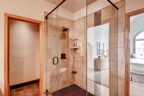 Casa de ciudad, 4 habitaciones | Baño | Regadera, tina de hidromasaje, regadera tipo lluvia 