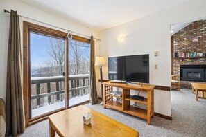 Living Area with Views - Whether you're enjoying movie night or morning coffee, the surrounding mountain scenery provides a beautiful backdrop throughout the day.