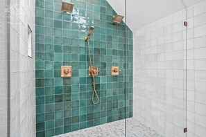 Shower, towels, soap, shampoo - Town Creek Warren - Suite A | Great Locaton (Fredericksburg)