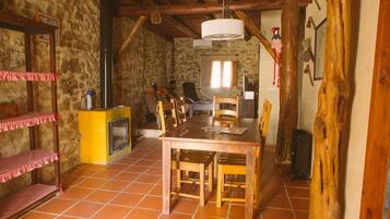 Apartment, 3 Schlafzimmer | Wohnbereich | Flachbildfernseher