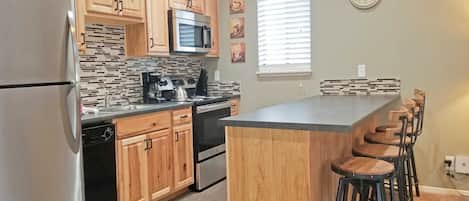 ثلاجة، ميكروويف، فرن، موقد طهي مسطح