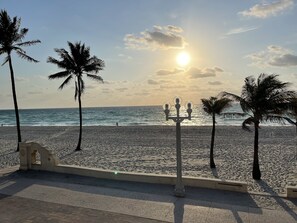Na praia, espreguiçadeiras, toalhas de praia 