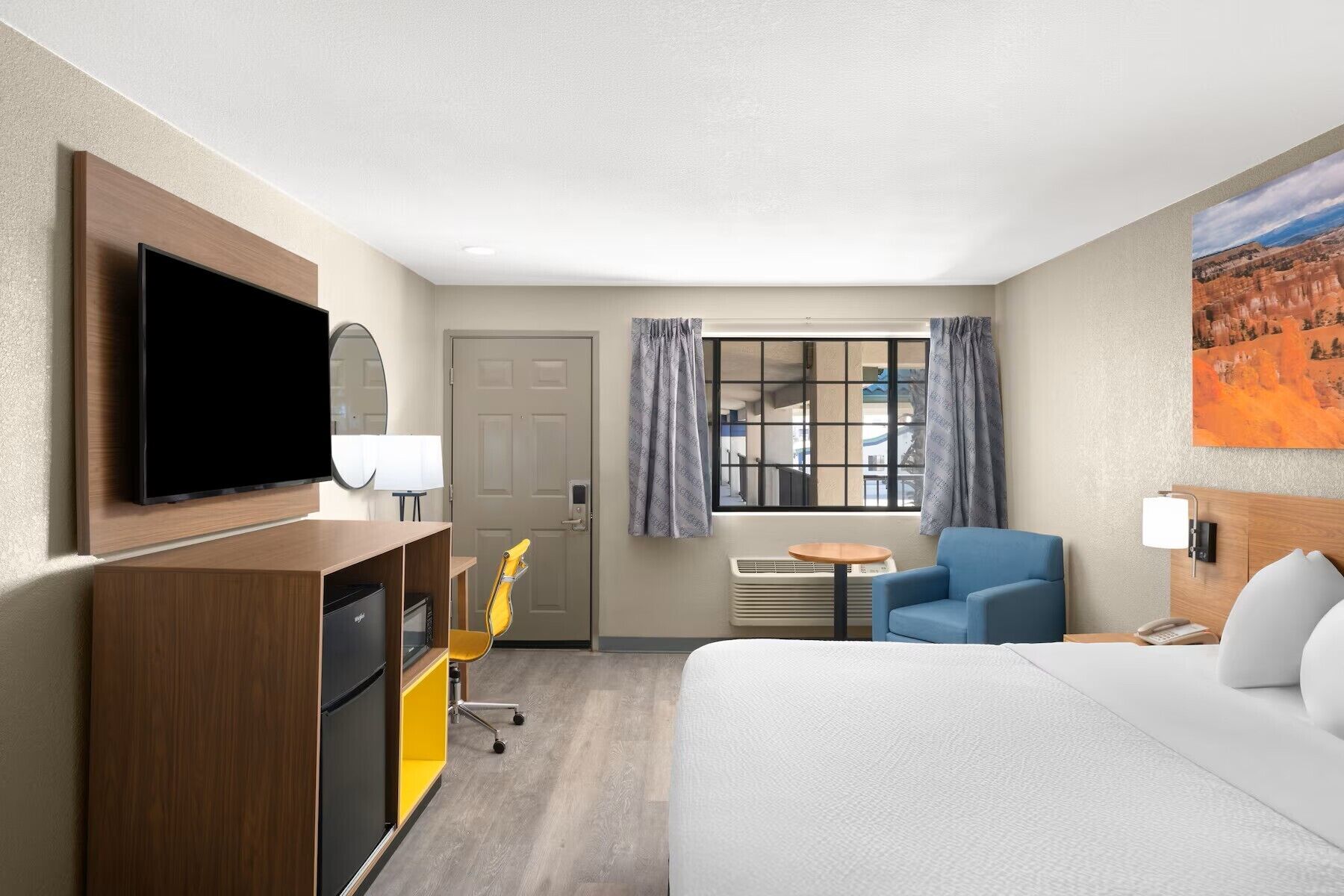 Room, 1 King Bed, Non Smoking | Premium bedding, desk, laptop workspace, blackout drapes