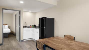 Family Suite, 2 Queen Beds, Non Smoking | Private kitchen