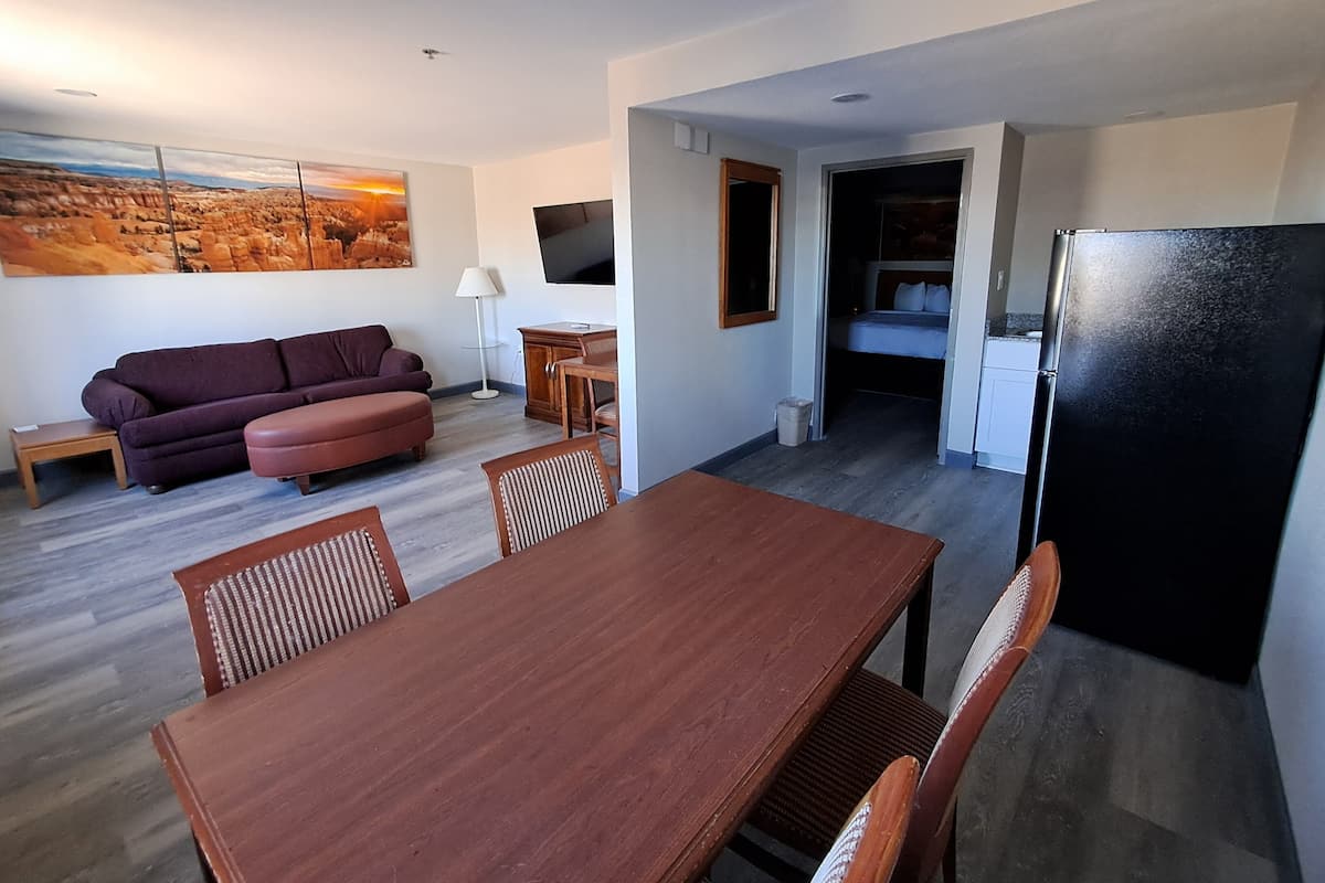 Familien-Suite, 2 Queen-Betten, Nichtraucher | Essbereich im Zimmer