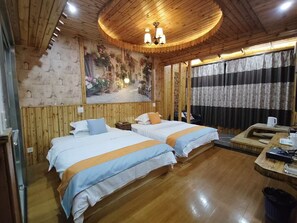 Habitación (吉祥如意家庭房) | Decoración personalizada, escritorio, cortinas blackout y wifi gratis 