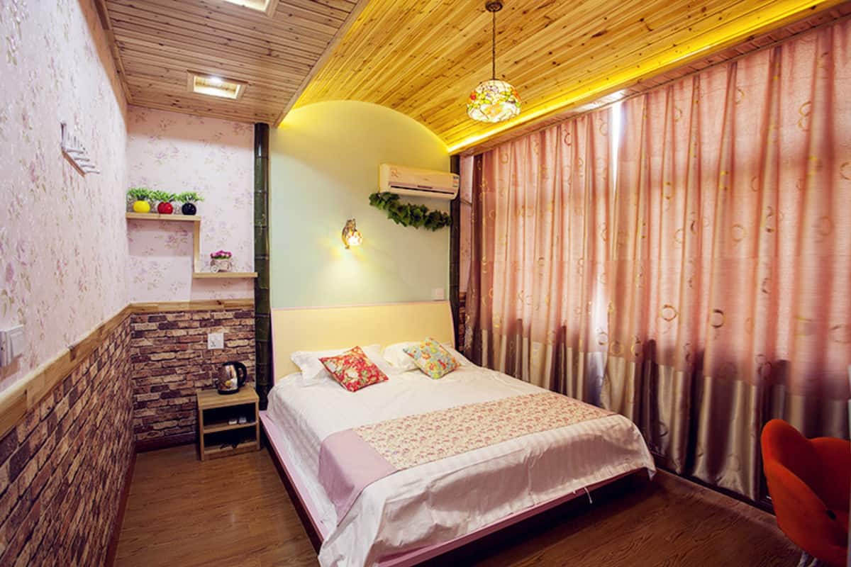 Habitación doble superior | Decoración personalizada, escritorio, cortinas blackout y wifi gratis