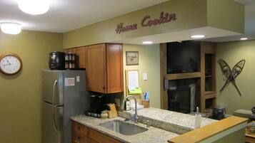 Een koelkast, een magnetron, een oven, een kookplaat