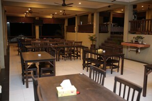 供应早餐、午餐和晚餐，地方菜