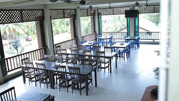 供應早餐、午餐和晚餐,當地料理