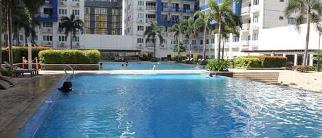 3 Außenpools, geöffnet von 07:00 Uhr bis 22:00 Uhr, Liegestühle