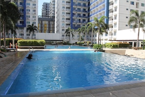 3 outdoor pools, open 7 AM to 10 PM, pool loungers