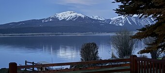 五つ星！  イエローストーン国立公園までのスーパーエレガントレイクフロントキャビン20分