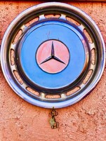 Primer plano de la parrilla delantera de un coche con el emblema de Mercedes-Benz.
