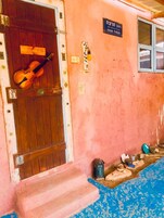 Cubrecamas, colchones con efecto memoria y minibar 