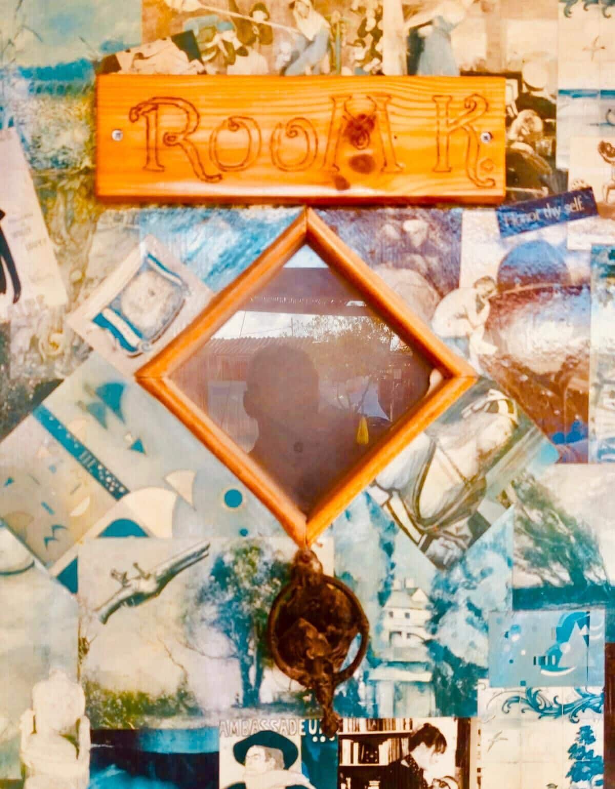 Un collage composé de diverses images et de textes, comprenant notamment un grand panneau en bois sur lequel est inscrit le mot « Room » et un miroir en forme de losange.