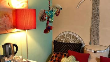 Design driepersoonskamer | Donsdekens, bedden met traagschuimmatrassen, een minibar