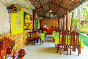 Breakfast, lunch, dinner served; local and international cuisine  - Green Peace Bungalow (Hoa Lu)