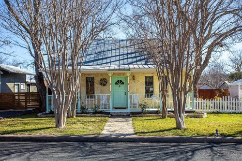 Crepe Myrtle Cottage | 5 Blocks from Main St. | Pleasant Backyard