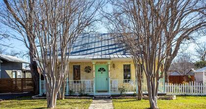 Crepe Myrtle Cottage | 5 Blocks from Main St. | Pleasant Backyard