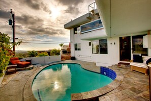 Utendørsbasseng og et oppvarmet basseng