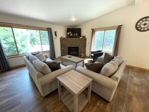 TV, fireplace, ping pong, streaming services - Dogwood Dream @ Spring Brook Resort (Wisconsin Dells)