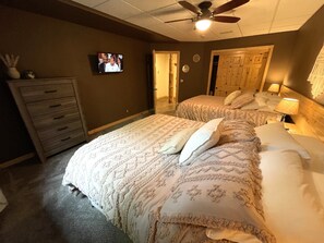4 bedrooms, internet, bed sheets