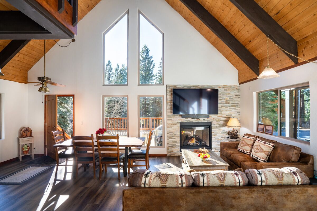 Tv, eldstad, dvd-spelare och en stereo