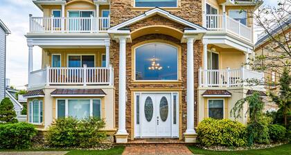 24 Schlafplätze! Luxushaus mit 9 Schlafzimmern, 8 Vollbädern, Pool, Aufzug und Dachterrasse