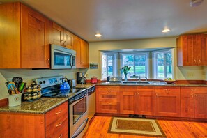Fridge, microwave, stovetop, dishwasher - Peacock Hill Retreat on 1 Acre, 1 Mi to Harbor (Gig Harbor)