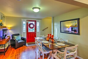 Dining - Peacock Hill Retreat on 1 Acre, 1 Mi to Harbor (Gig Harbor)
