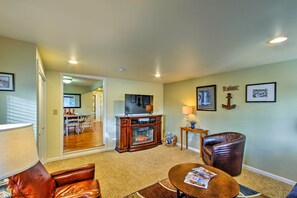 TV, fireplace, books - Peacock Hill Retreat on 1 Acre, 1 Mi to Harbor (Gig Harbor)